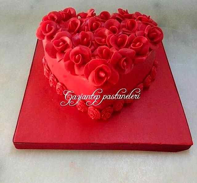 Özel Tasarım Pastalar: Her Kutlamaya Renk Katın