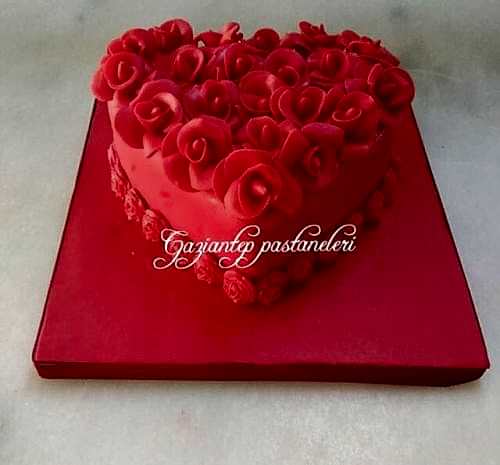 Özel Tasarım Pastalar: Her Kutlamaya Renk Katın